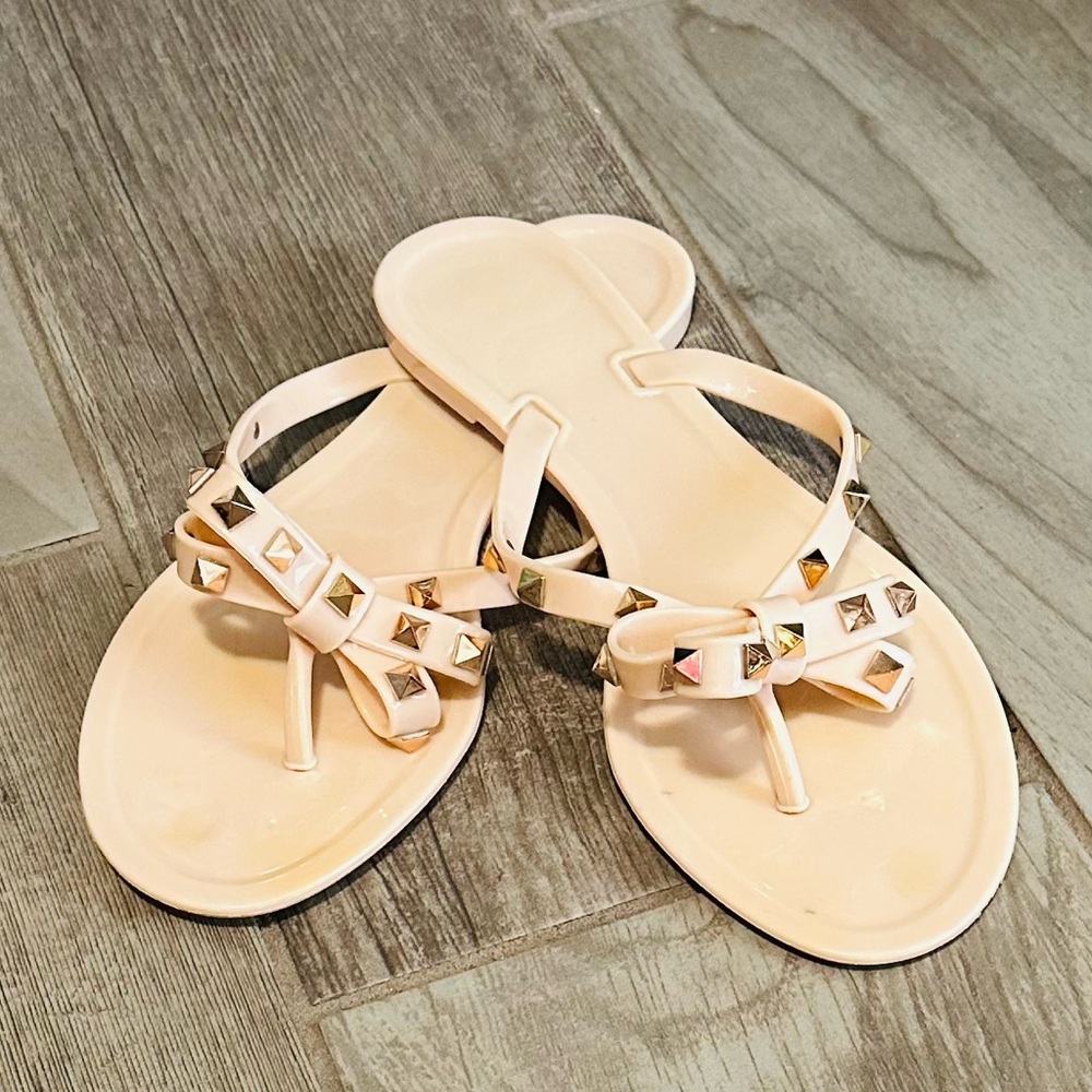 Rock stud rubber flip flops